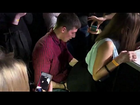 ❤️ Seksê rast di klûbek şevê ya rûsî de. Keçeke rûsî ya 18 salî di nav anus û vajînayê de li klûbeke şevê kenîya ️ Super seks li ku.fuxporn-com.ru ﹏